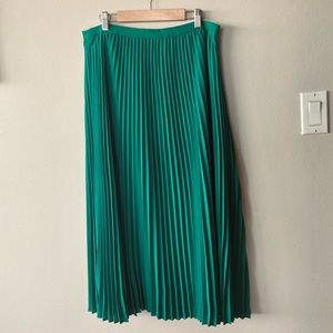 Babaton Jude skirt by Aritzia. Emerald and pleated. Large. Gently used.